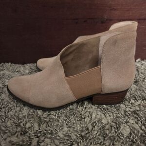 Blondo Izzys Waterproof Genuine Suede Cut Out Block Heel Bootie Size 6 EUC